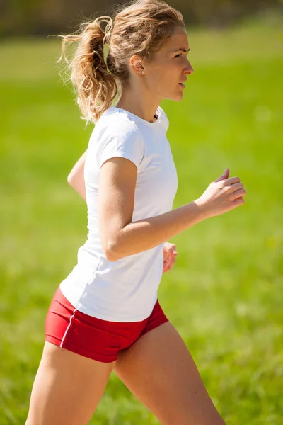 Donna corridore corre - allenamento in primavera — Foto Stock