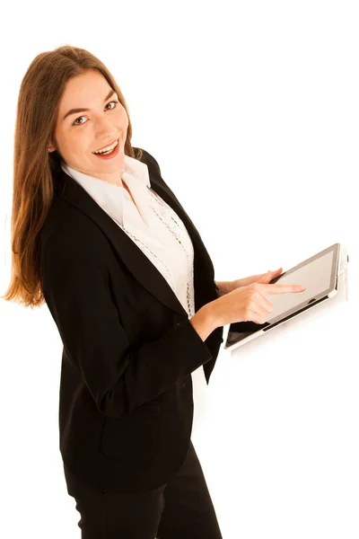Attraktive junge Geschäftsfrau checkt Daten auf dem Tablet-Computer — Stockfoto