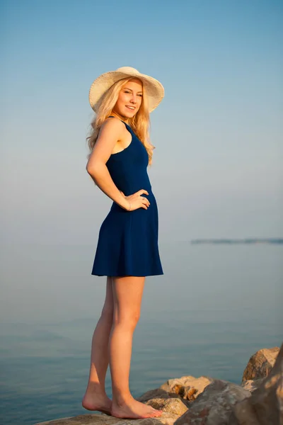 Jonge vrouw ontspannen op strand op zonnige Zomerochtend — Stockfoto