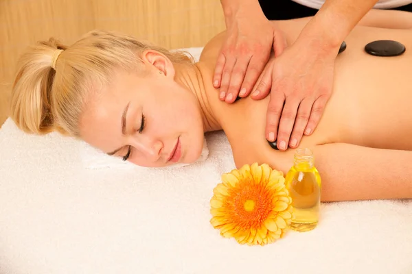 Hermosa mujer rubia enyoing tratamiento de masaje en salón de savia — Foto de Stock