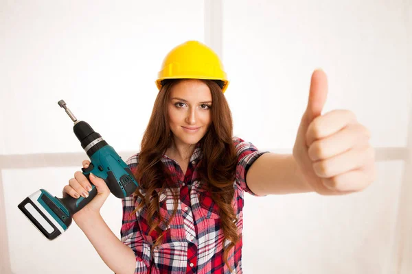 Mujer confiada trabaja con la máquina de taladro de la batería bricolaje —  Fotos de Stock