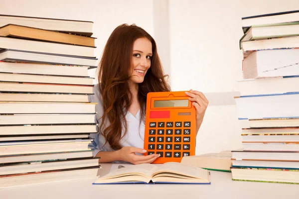 Atrakcyjna młoda kobieta studentka matematyki studi — Zdjęcie stockowe