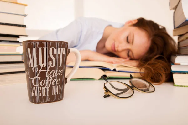 Atraente bela estudante cansado dorme em pilha de livros com — Fotografia de Stock