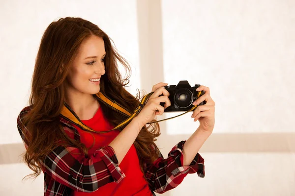 Atraente bela mulher segurando uma câmera retro — Fotografia de Stock