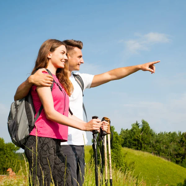 Activa Hermosa pareja joven senderismo ennaturaleza escalada colina o — Foto de Stock