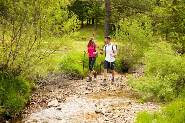 Активна Красива молода пара пішохідний туризм на природі скелелазіння пагорб або — стокове фото