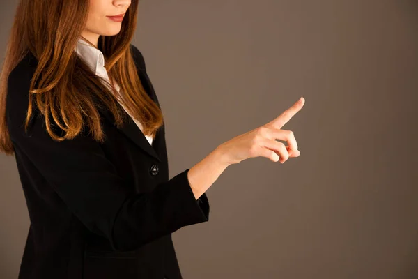 魅力的な若いビジネス女性 gra 上の仮想ボタンを押す — ストック写真