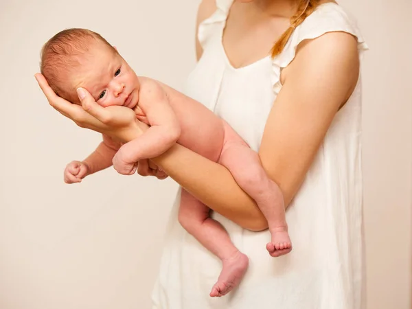 Mother holds a newborn on her arm — Stock Photo, Image