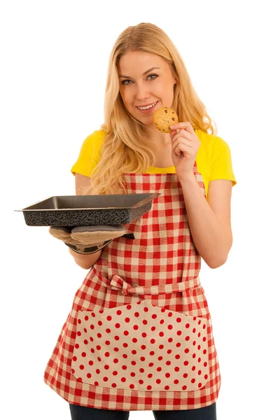 Jonge vrouw, bakken koekjes geïsoleerd op witte achtergrond — Stockfoto