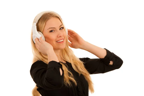 Belle jeune femme écoute la musique sur casque et dan — Photo