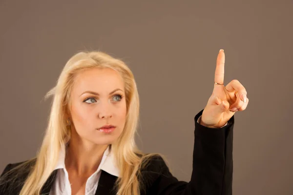 Hermosa mujer de negocios presionando un botón virtual en un transparente — Foto de Stock