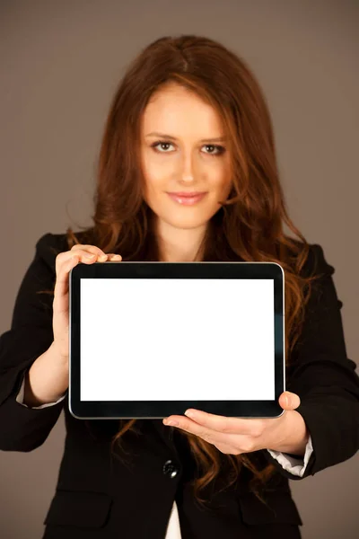 Attrayant femme d'affaires détient une tablette ou smartphone wtih blan — Photo