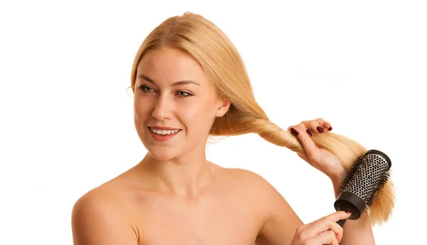 Wanita pirang cantik menyikat rambutnya sebagai tanda perawatan rambut og — Stok Foto