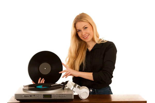 Mujer escuchando música en gramófono con vinilo en sus manos isol —  Fotos de Stock