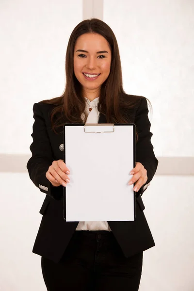 Asian caucasian busines woman writing on a clipboard — Stock Photo, Image