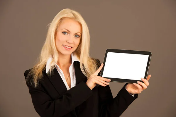 Mulher loira bonita mostrando tablet com tela em branco para addi — Fotografia de Stock