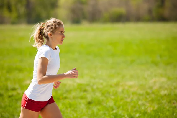 女性ランナーの実行 - 春のトレーニング — ストック写真