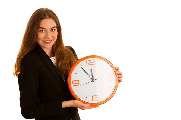 Joven mujer de negocios sosteniendo un reloj aislado sobre blanco - tiempo —  Fotos de Stock