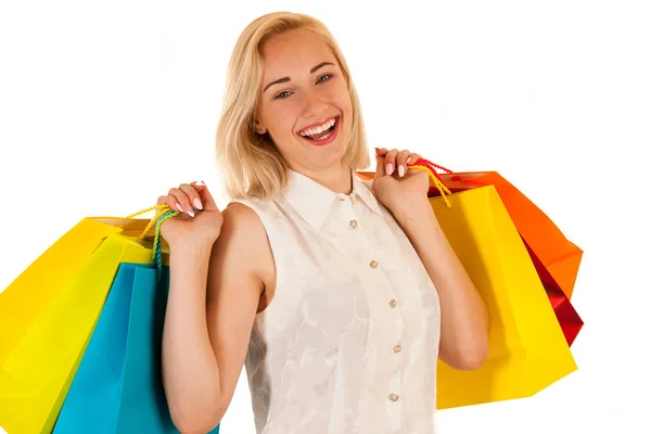 Vonzó szőke fiatal nő, bevásárló táskák, elszigetelt — Stock Fotó