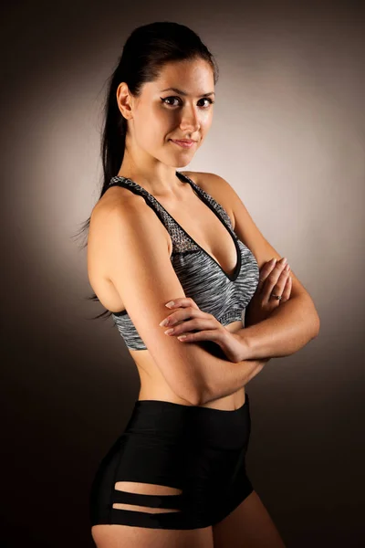 Actieve jonge fit vrouw pose in studio — Stockfoto