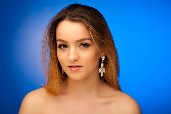 Retrato de belleza de una linda adolescente sobre fondo azul — Foto de Stock