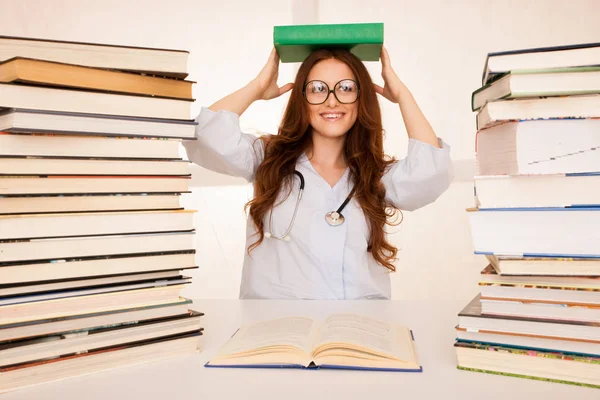 Attractive beautiful young medicine student — Stock Photo, Image