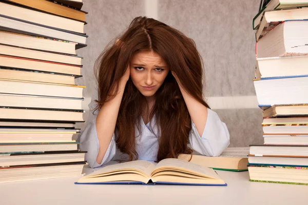 Çekici genç kadın öğrenci undre stres studiing e için süre — Stok fotoğraf