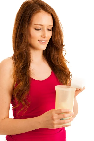 Attraktive schöne sportliche Frau bereiten Protein-Shake in einem sha — Stockfoto