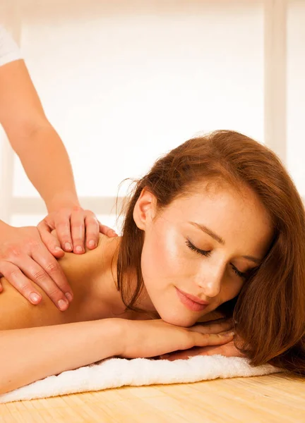 Cuidado corporal. Tratamiento de masaje corporal Spa. Mujer teniendo masaje en t — Foto de Stock
