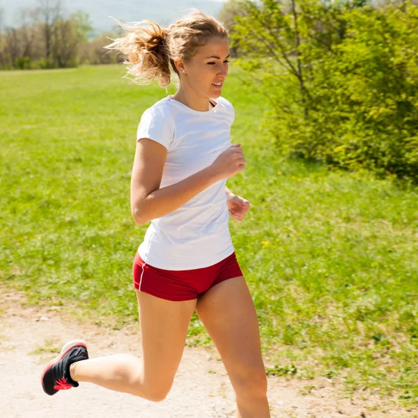 Mulher corredor corre - treino na primavera — Fotografia de Stock