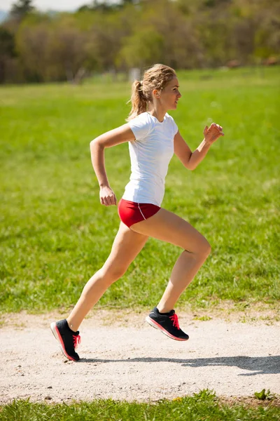 Donna corridore corre - allenamento in primavera — Foto Stock