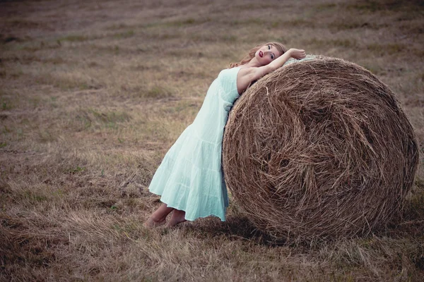 Attrayant élégant femme en robe longue summe blanche près de foin bal — Photo