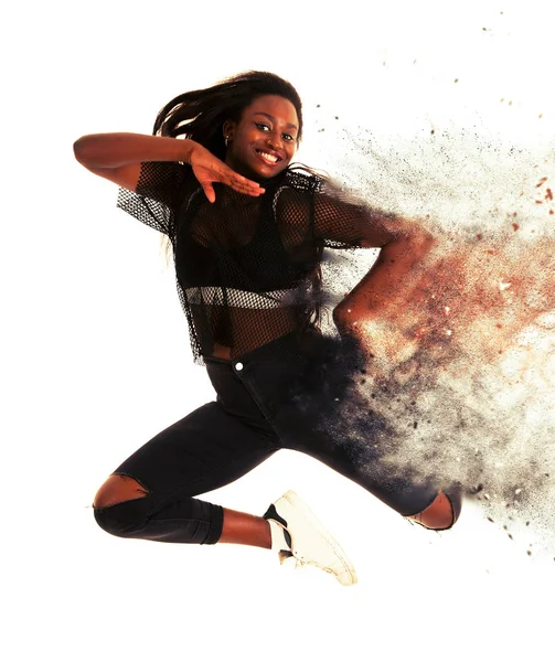 Активна молода жінка танцюрист стрибає в повітрі ізольовано над білим b — стокове фото