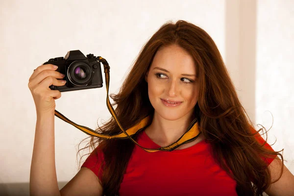 Attraente bella donna in possesso di una fotocamera retrò — Foto Stock