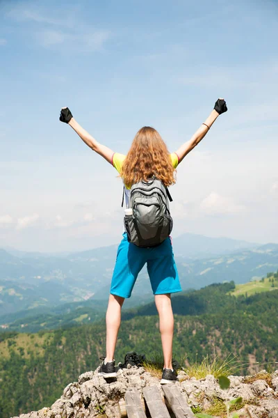 Femme active gestuelle succès après avoir escaladé une montagne — Photo