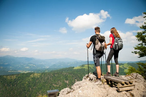 Ativo Bonito casal jovem caminhadas ina natureza escalada colina ou — Fotografia de Stock