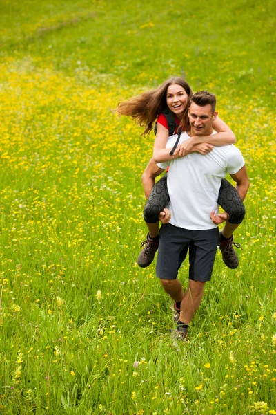 Activa Coupel juguetón senderismo en un prado en ratly primavera verde g — Foto de Stock