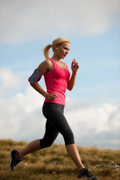 Runner - vrouw loopt kraaienland op een pad in het begin van de herfst — Stockfoto