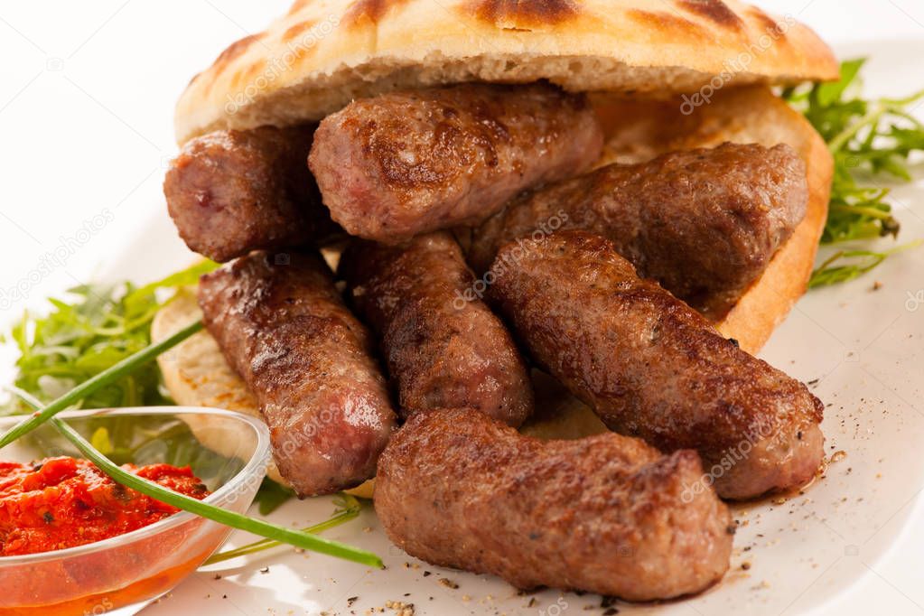 foto de Cevapi, cevapcici, comida tradicional balcánica - delicioso 2023