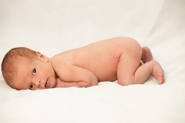 Recém-nascido deitado na cama — Fotografia de Stock