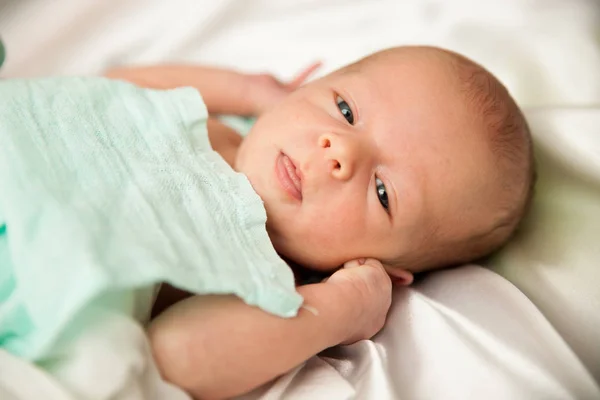 Neugeborenes Kind liegt auf Bett — Stockfoto