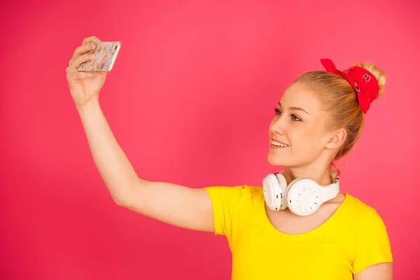 Vacker ung blond tonåriga kvinna i gul t-shirt tar se — Stockfoto