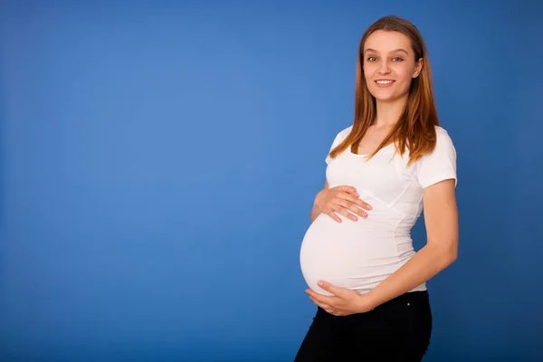 Studiofotografering av en vacker gravid kvinna — Stockfoto