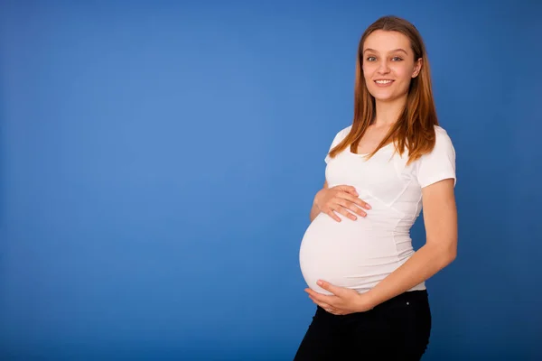 Studio fotografii pięknej kobiety w ciąży — Zdjęcie stockowe