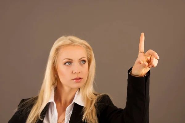Schöne Geschäftsfrau drückt einen virtuellen Knopf auf ein Transparent — Stockfoto