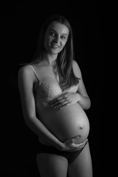 Preto e branco estúdio de fotografia de uma bela mulher grávida — Fotografia de Stock