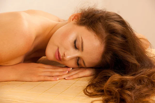Cuidado com o corpo. Tratamento de massagem corporal Spa. Mulher fazendo massagem em t — Fotografia de Stock