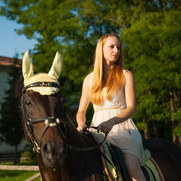 Jovem mulher ativa montar um cavalo na natureza — Fotografia de Stock
