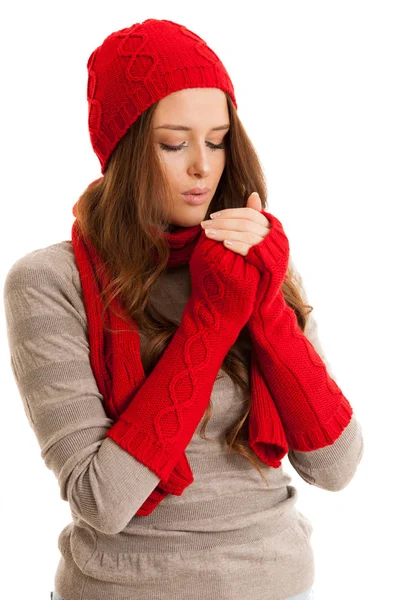 Mulher bonita em suéter, chapéu e cachecol gestos frio te — Fotografia de Stock