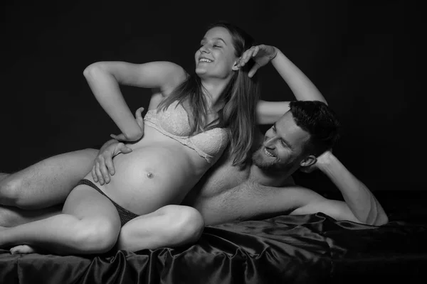 Donna incinta e il suo studio uomo fotografia in bianco e nero — Foto Stock